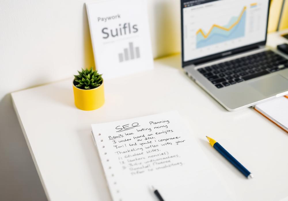 Bureau met SEO-planning en een analytics grafiek
